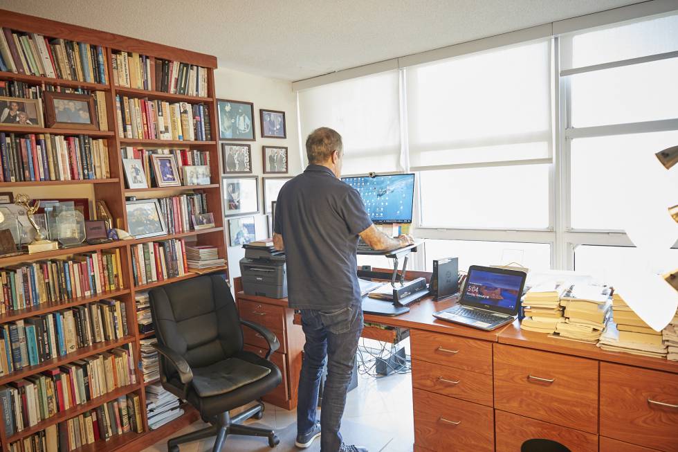 Andrés Oppenheimer, en el estudio de su casa en Miami. Siempre escribe de pie.