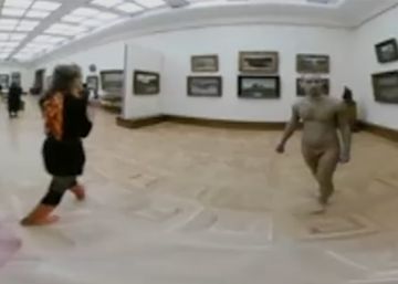 Un artista se pasea desnudo por un museo de Rusia
