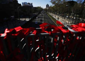 Un puente rojo para que el VIH no caiga en el olvido