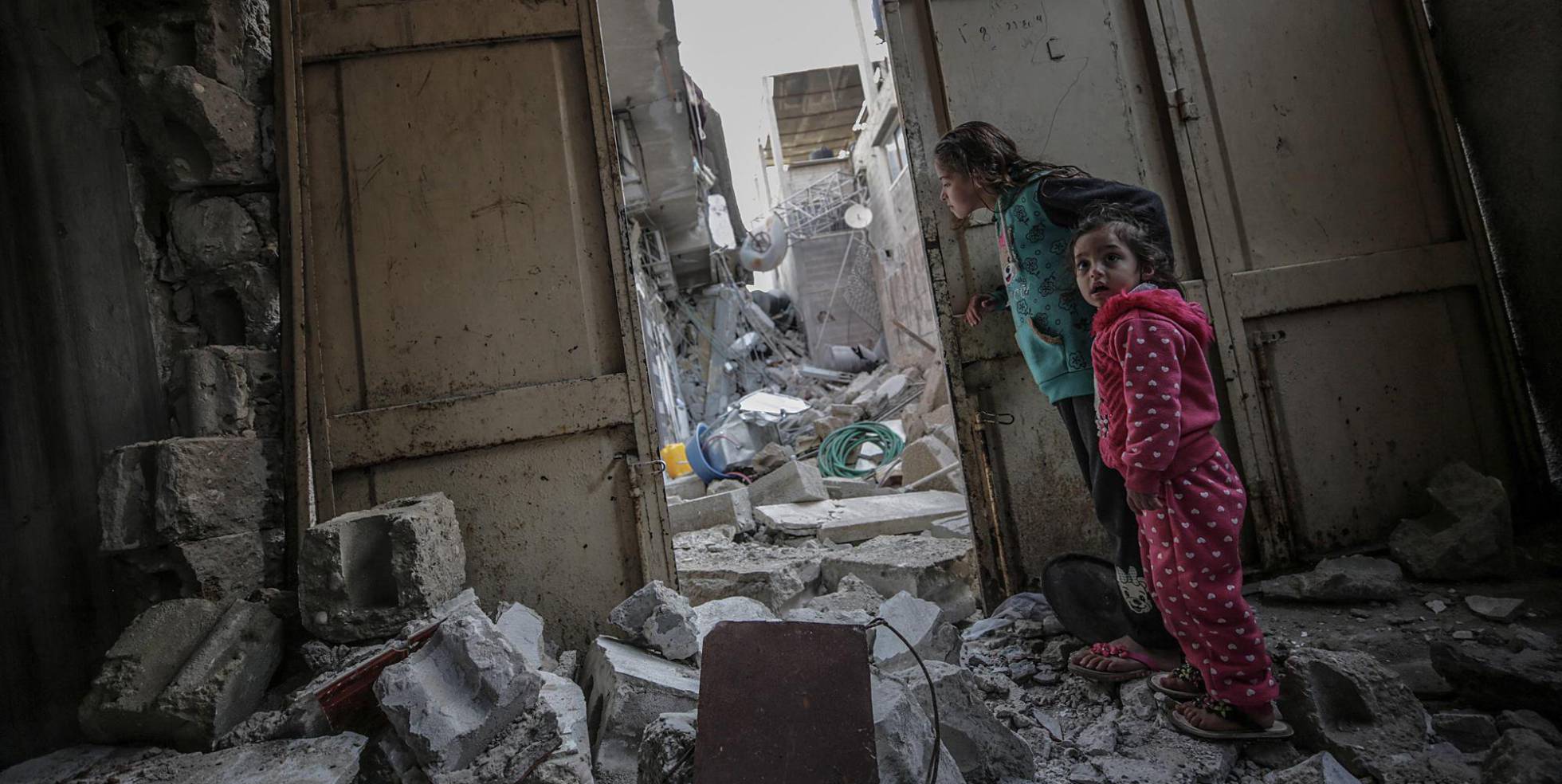 Dos hermanas palestinas inspeccionan los destrozos registrados en unas instalaciones de Hamas próximas a su casa, este martes tras un ataque aéreo israelí en la Ciudad de Gaza.