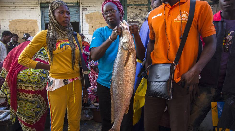 La cocinera Seynabou Dbiouge (en el centro), en el mercado de Saint Louis.