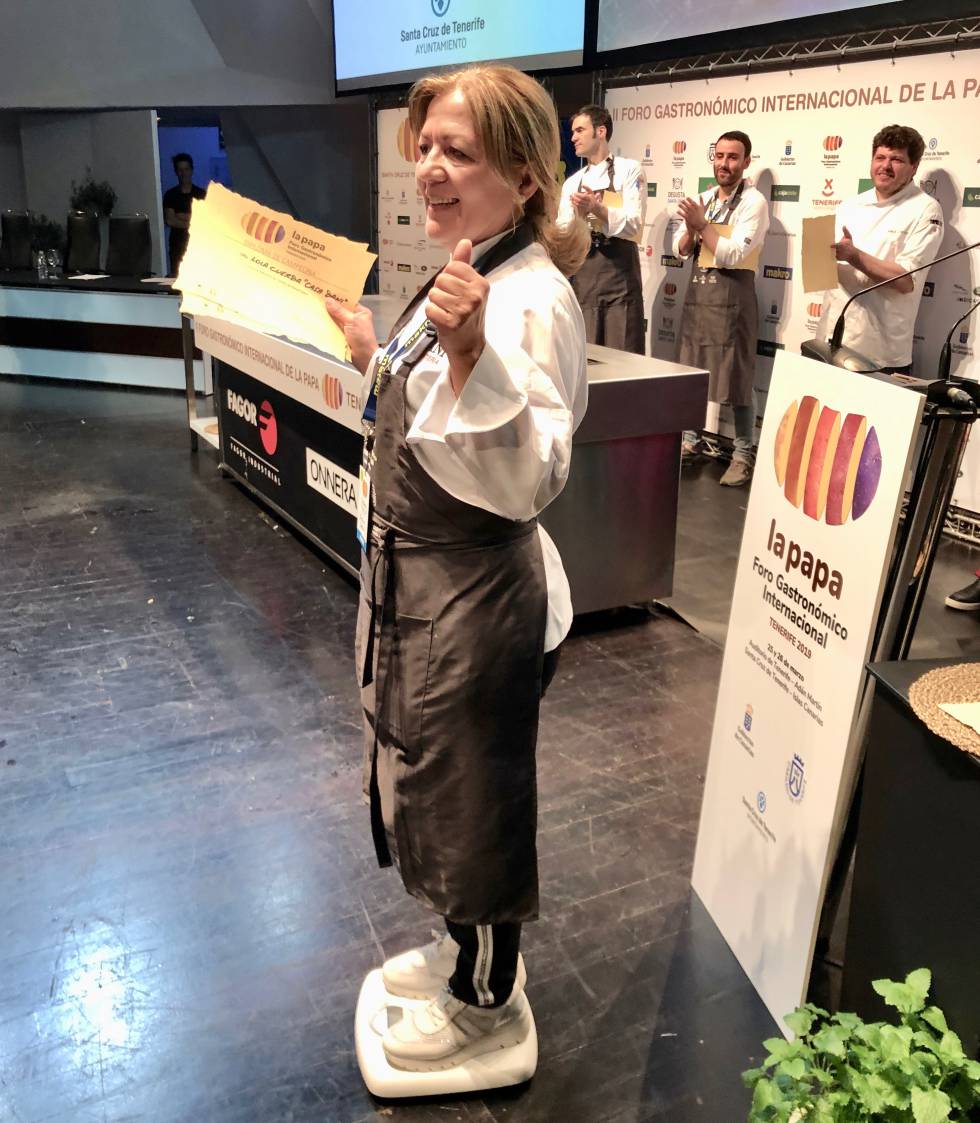 LOLA CUERDA EN LA BÁSCULA PARA CALCULAR SU PESO Y RECIBIR EL MISMO PREMIO EN PAPAS ANTIGUAS DE TENERIFE CAPEL