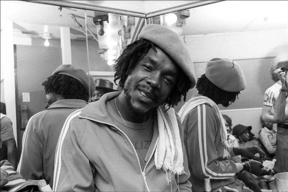 Peter Tosh perdió la vida cuando llegó a su casa y encontró a tres atracadores.