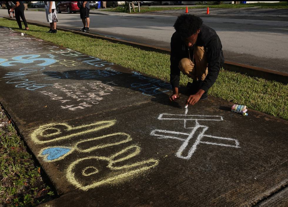 XXXTentacion alcanzó el puesto número uno en la lista de los más vendidos en la categoría de R&B en marzo de 2018 y fue asesinado unos meses después. En la imagen, un fan le rinde homenaje.