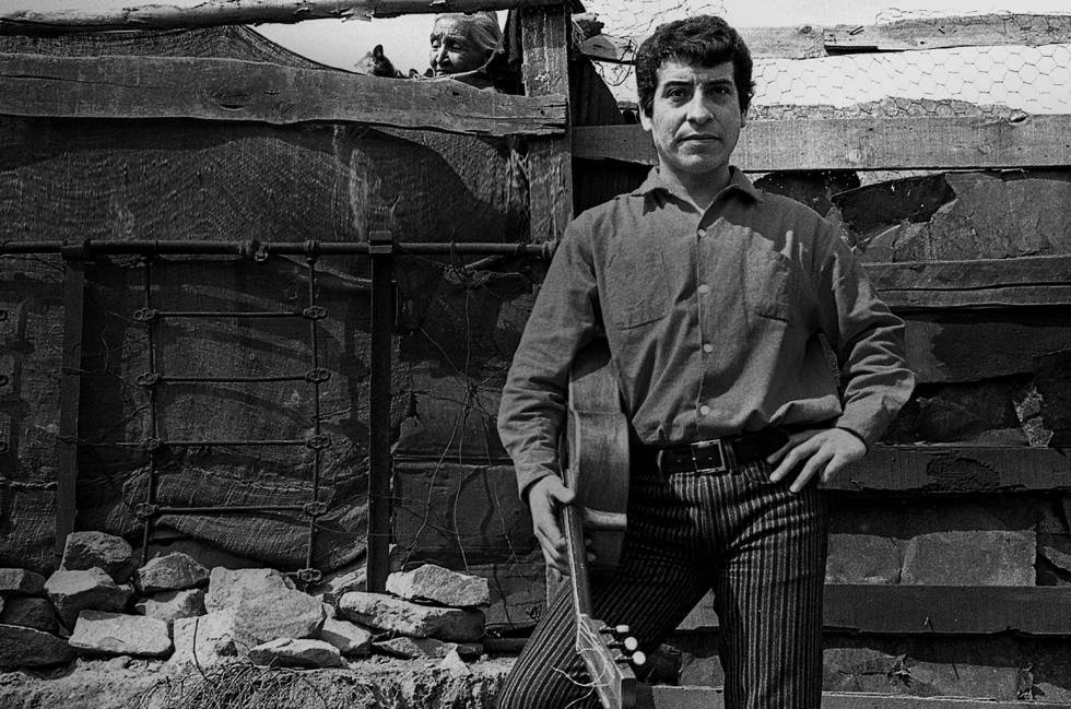 Victor Jara es, junto con Violeta Parra, el folclorista chileno más destacados del siglo XX. Fue asesinado el 16 de septiembre de 1973 después de ser torturado durante varios días.