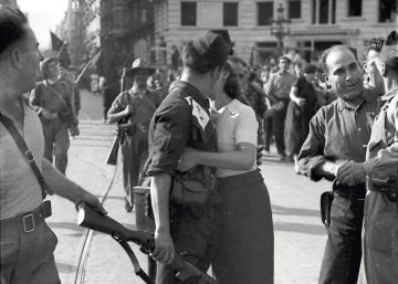 En esta fotografía el beso es de verdad (no como el del marinero y la enfermera en Times Square)