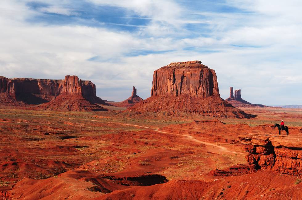 Pocos lugares de Estados Unidos son tan escenográficos como Monument Valley, una gran depresión desértica en la frontera entre Utah y Arizona.