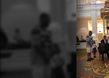 La emotiva interpretación del 'Ave María' de un padre en Disney World