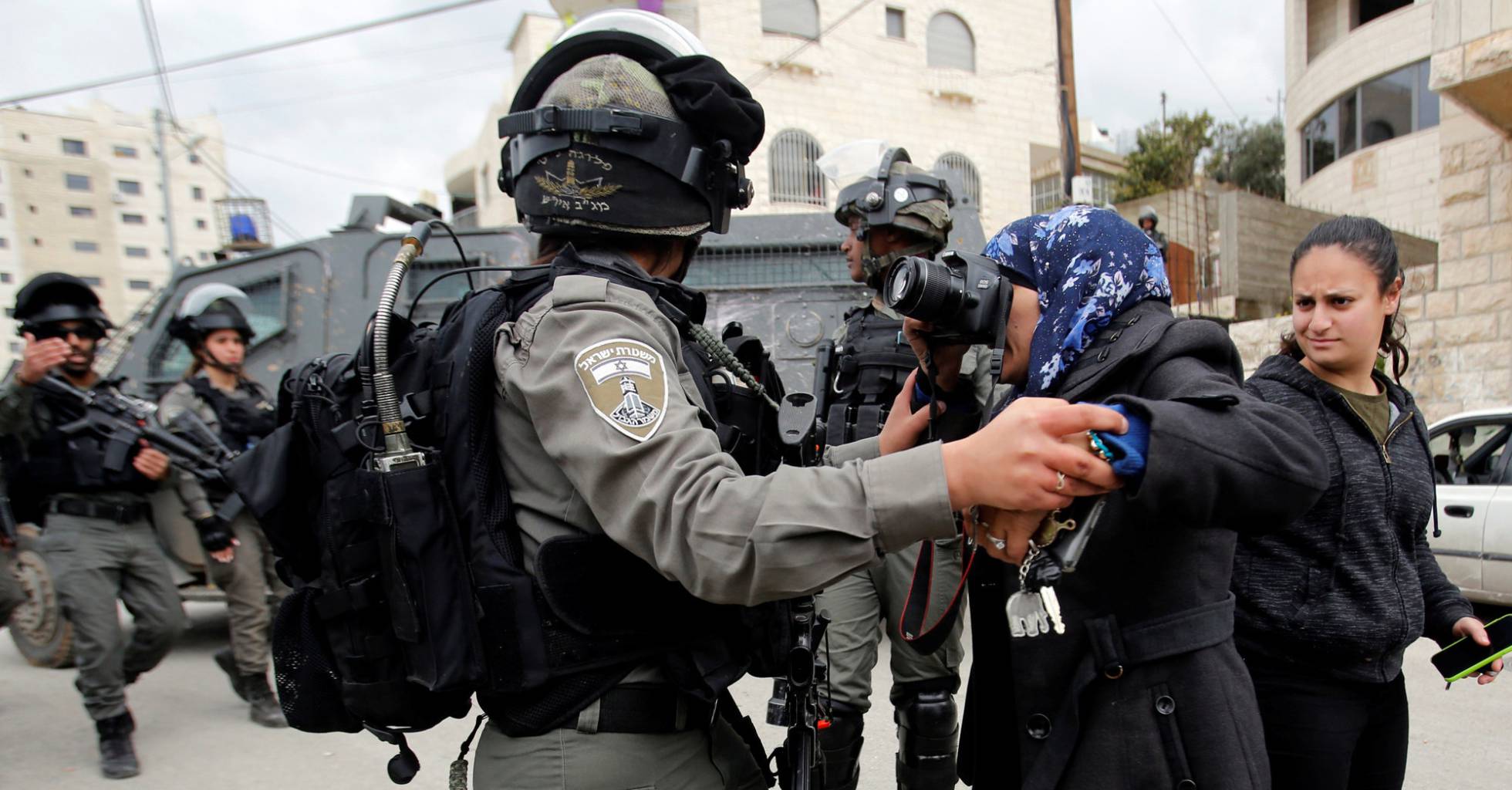 Una fotógrafa local toma fotos durante la demolición de una casa palestina que no había obtenido una licencia de construcción en Beit Jala, en el oeste ocupado por Israel.