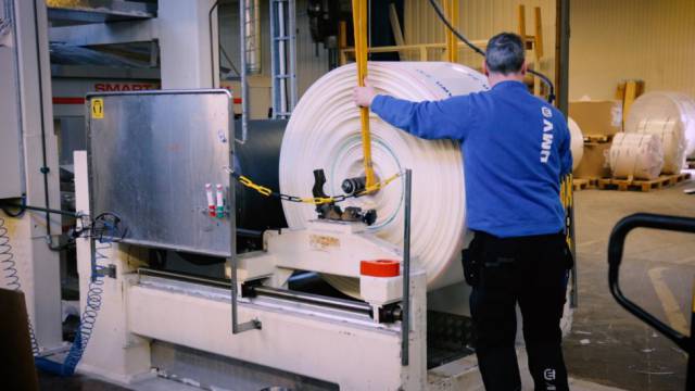 Un operario en el banco de pruebas de revestimiento sostenible de UMV Coating, en Säffle.