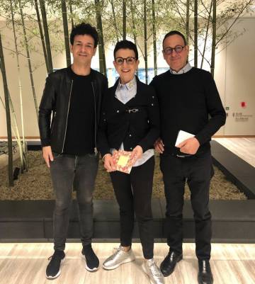 Carme Ruscalleda, entre su hijo Raül y su marido Toni Balam, en su restaurante de Japón.