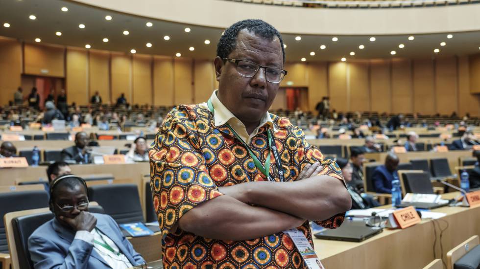 El profesor de Malawi, Melaku Tefera, en el edificio de la Unión Africana, en Addis Abeba.