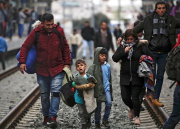 Los refugiados bloquean las vías del tren de la estación de Atenas