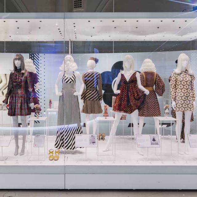 Varias prendas de Mary Quant en la exposición del museo Victoria & Albert de Londres.