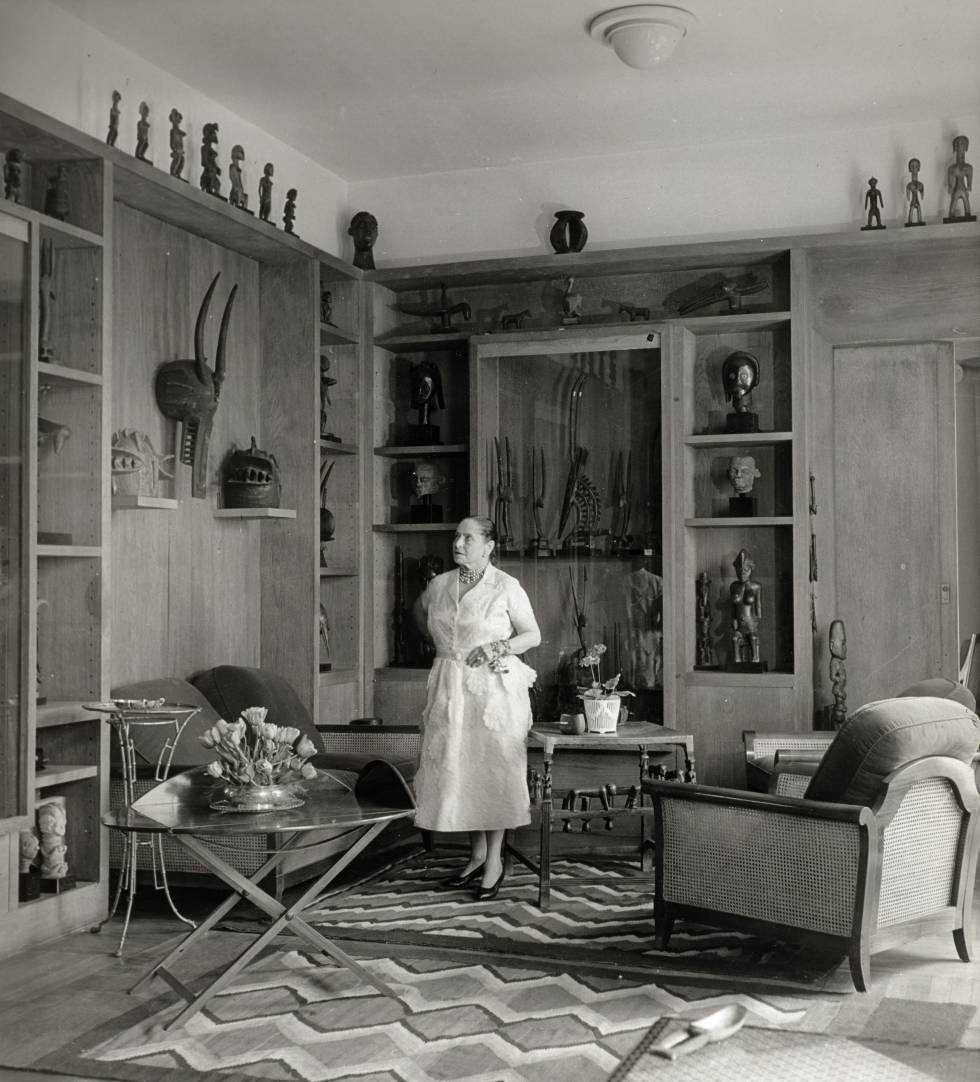 Helena Rubinstein, con algunas de sus obras de arte primitivo, en París.