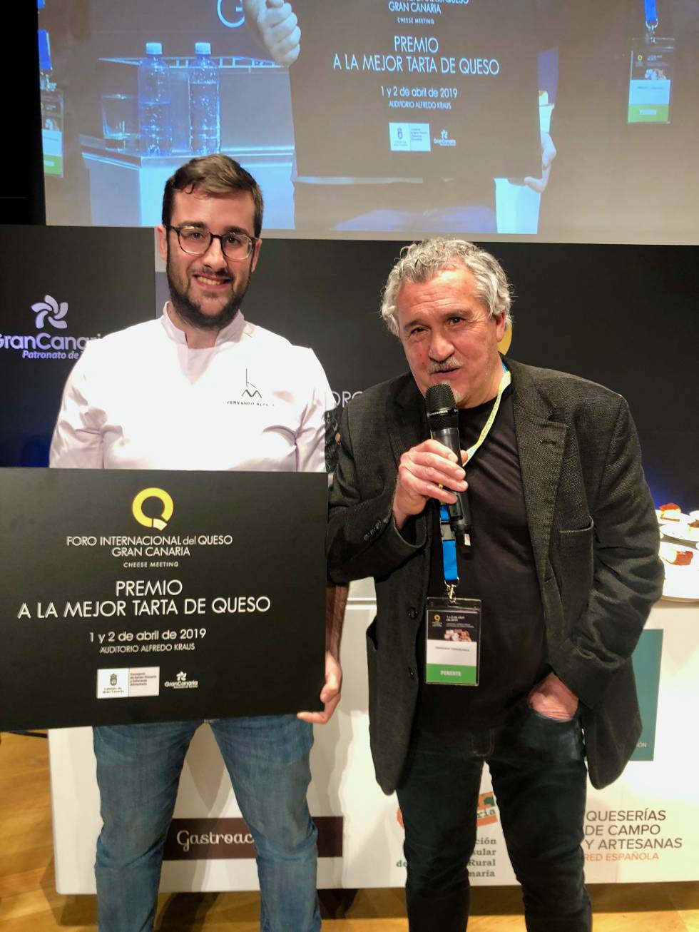 FERNANDO ALCALÁ CON PACO TORREBLANCA EN EL MOMENTO DE RECIBIR EL PREMIO CAPEL