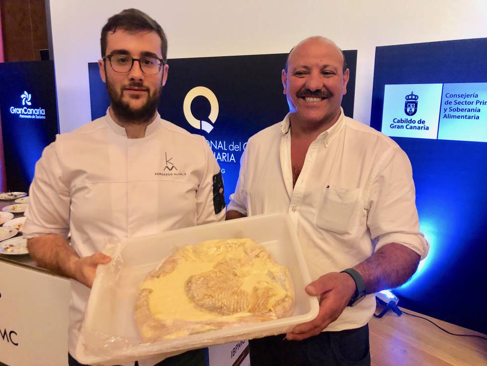 FERNANDO ALCALÁ CON CRISTOBAL, EL PASTOR Y ELABORADOR DEL QUESO SUPER PREMIADO CORTIJO DE CAIDEROS QUE INCORPORÓ A SU TARTA CAPEL