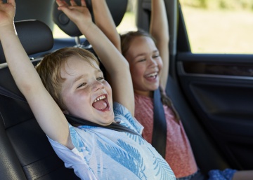15 accesorios prácticos para el coche y la estancia cuando se viaja con niños
