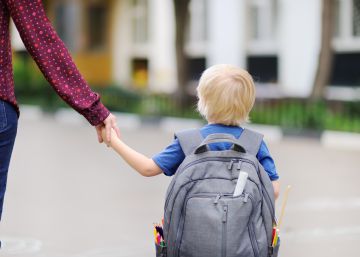 La madre de un niño con autismo demanda al colegio por ponerle un chaleco reflectante en el recreo