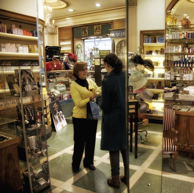 Interior de la Perfumería Álvarez Gómez, en Madrid.