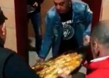 Cómo (no) meter una paellera a través de una puerta estrecha