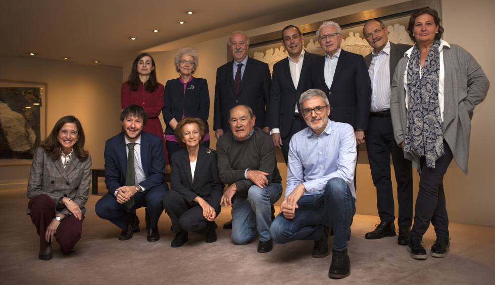 Los miembros del jurado. De pie, de izquierda a derecha, Zahara, cantante; Soledad Gallego-Díaz, directora de EL PAÍS; Vicente del Bosque, exseleccionador nacional de fútbol; Manuel Mirat, presidente de EL PAÍS y consejero delegado de PRISA; Daniel Gavela, director general de la Cadena SER; Carlos Yárnoz, defensor del lector en el diario, y María Fabra, redactora de EL PAÍS y miembro del Comité de redacción. Agachados, desde la izquierda, Inés Juste, presidenta de la Asociación de la Empresa Familiar y del grupo Juste; Pedro Zuazua, director de Comunicación de PRISA Noticias, que ha ejercido como secretario del jurado; Elena Salgado, economista y exvicepresidenta del Gobierno; Jesús Ceberio, presidente del Comité editorial de PRISA, y Mikel López Iturriaga, responsable de El Comidista.