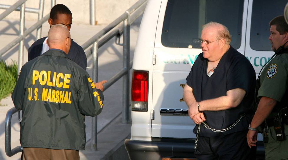Lou Pearlman, durante su traslado a un juzgado de Orlando, Florida, en julio de 2007.