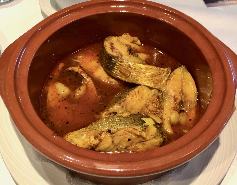 RODAJAS DE PESCADOS, MÚJOLES Y DORADAS. QUINTO Y ÚLTIMO VUELCO DEL ARROZ AL CALDERO CAPEL