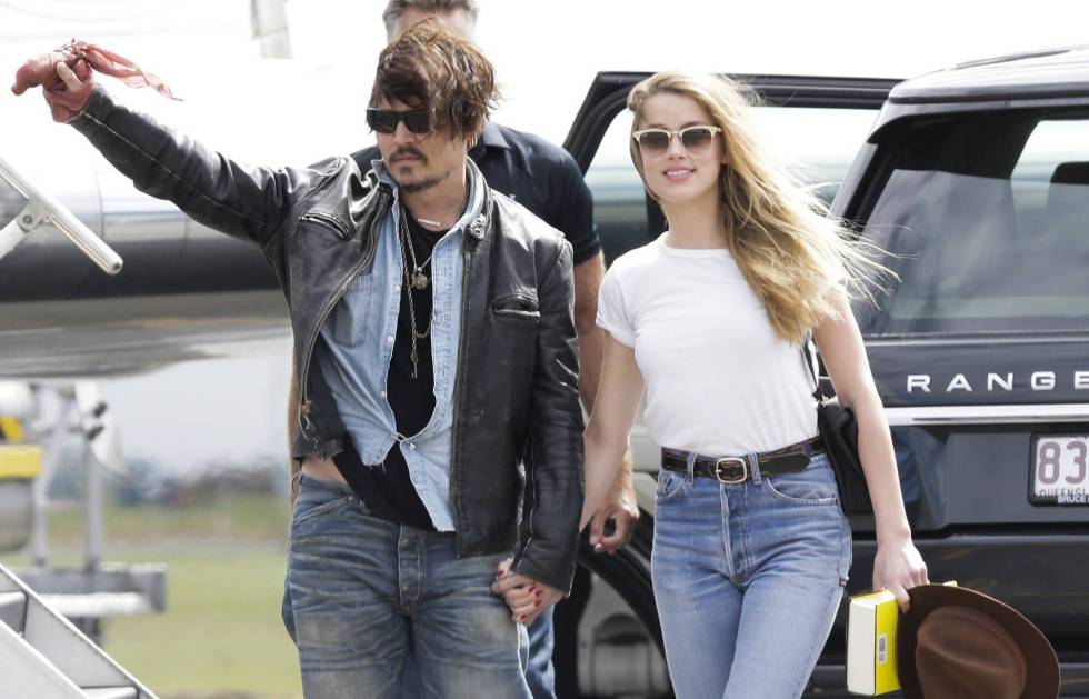 Johnny Depp, con la mano vendada, y Amber Heard, a su llegada a Australia en abril de 215.