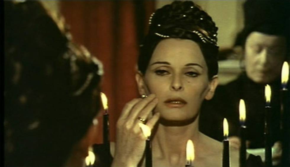 Lucía Bosé, maravillosamente 'kitsch' en 'Ceremonia sangrienta'.