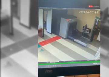 Un pasajero se mete por el escáner de las maletas para entrar en un aeropuerto