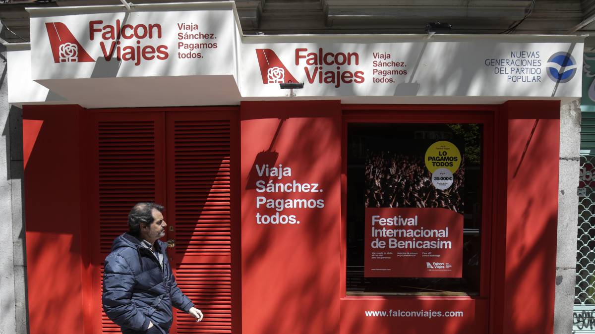 Fachada principal de la agencia de viajes.