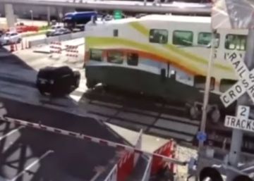 Un coche es arrollado por un tren tras saltarse la barrera de seguridad