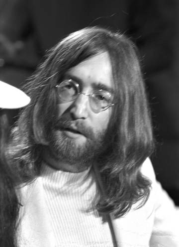“Los Beatles son más conocidos que Jesucristo”, dijo John Lennon y se armó el revuelo. Luego compuso God, donde cantaba: “Solo creo en mí En Yoko y en mí”.