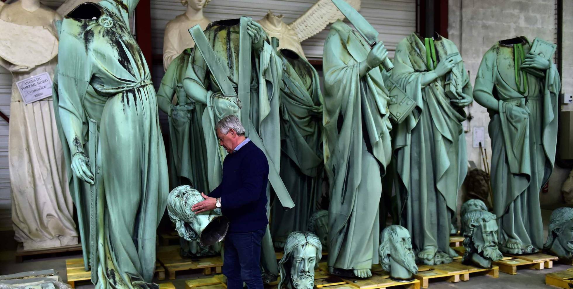 Patrick Palem, experto en restauración del patrimonio, sostiene la cabeza de una estatua que representa al arquitecto francés Eugene Viollet-le-Duc como Santo Tomás, almacenada en un taller días antes del incendio, en Marsac-sur-l'Isle.