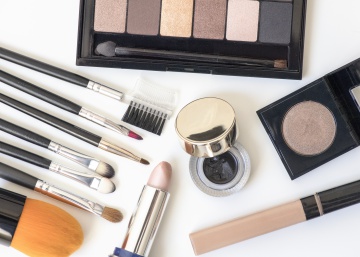 15 productos básicos de maquillaje para utilizar a diario en casa