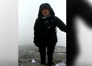 Un rayo impacta junto a una mujer mientras se hacía un vídeo