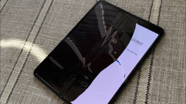 Pantalla rota del Galaxy Fold.
