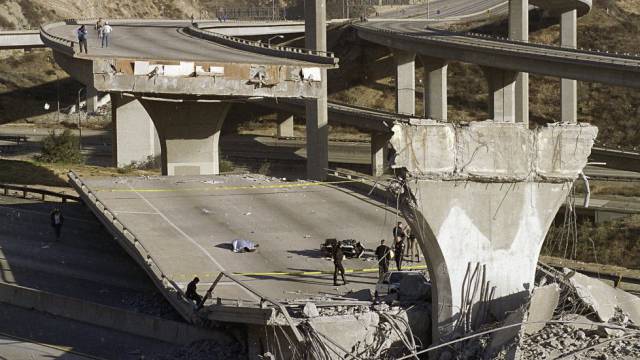 Efectos de un terremoto en 1994, en Los Ángeles.