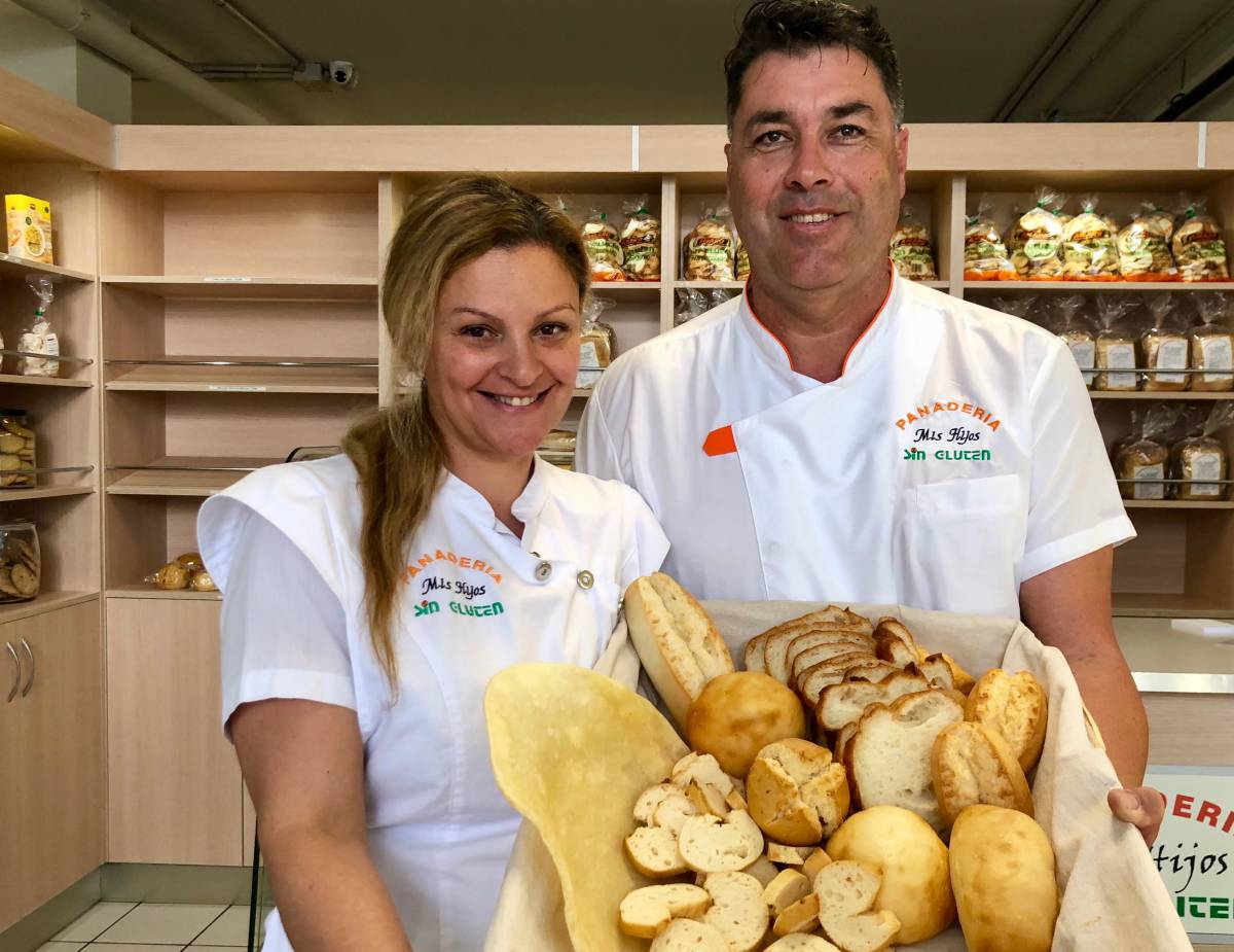 MARIANELA MORALES Y AMARO RODRÍGEZ EN SU PANADERÍA