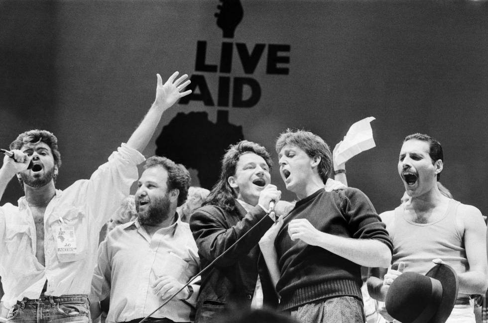 George Michael, el promotor Harvey Goldsmith, Bono (de U2), Paul McCartney y Freddie Mercury en Live Aid el 13 julio de 1985 en el Wembley Stadium de Londres. Se recaudó mucho dinero, pero... dónde fue a parar.