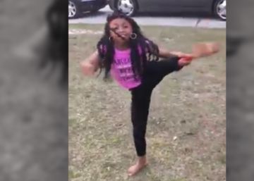 Las acrobacias de una niña con prótesis en una pierna que se han vuelto virales