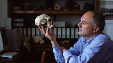 El paleontólogo David Lordkipanidze lidera los trabajos de excavación en el yacimiento de Dmanisi, en Georgia. (© Rolex Jacques Bélat)