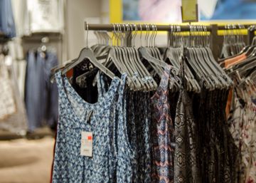 Francia prohibirá destruir las prendas que no se vendan