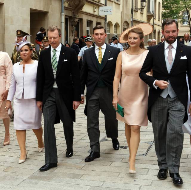 Los grandes duques de Luxemburgo, tercero y cuarto por la izquierda, con sus hijos y nueras en junio.