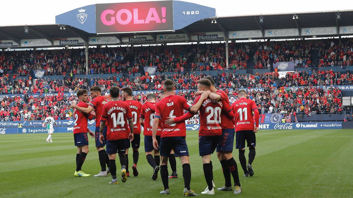 Jugadores de Osasuna celebran un gol.