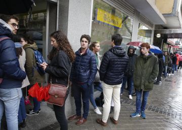 Las largas colas para votar en las oficinas de Correos