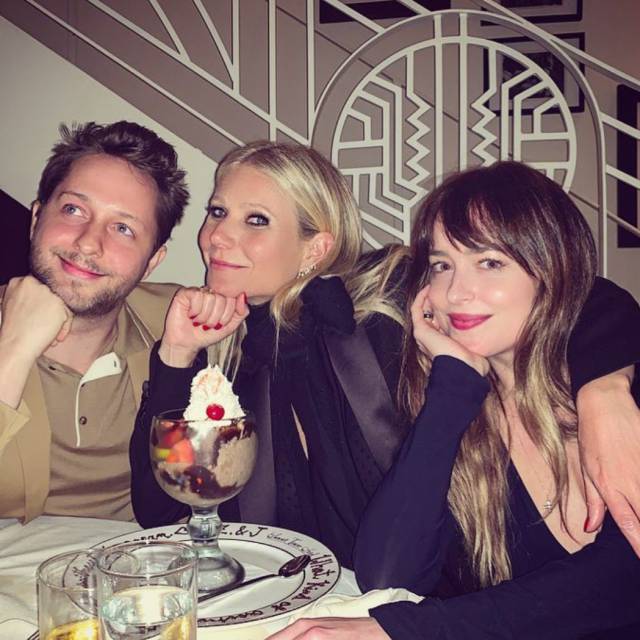 Gwyneth Paltrow y Dakota Johnson, junto a Derek Blasberg el martes en Los Ángeles (California).