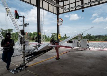 El primer país con una red de drones para repartir vacunas y sangre