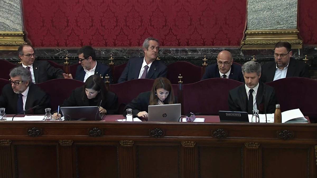 Junqueras, Romeva, Forn, Sànchez y Turull, detrás.